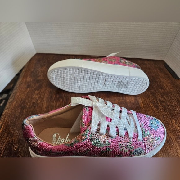 New tennis shoes. Super cute New.  (C) - Picture 4 of 4